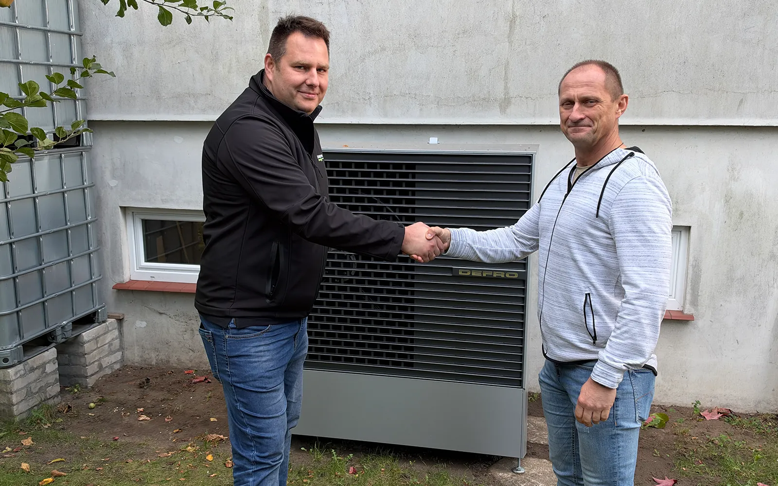 Doradca Defro Energy z klientem przy nowej pompie ciepła DEFRO