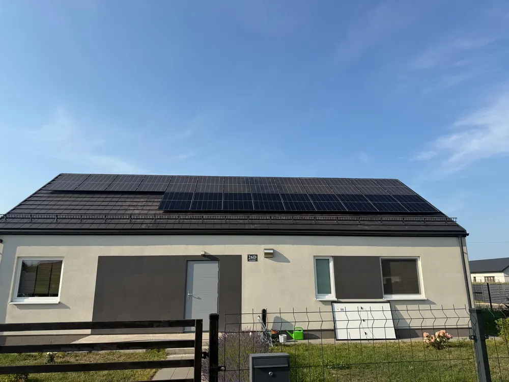 Instalacja fotowoltaiczna na dachu domu jednorodzinnego